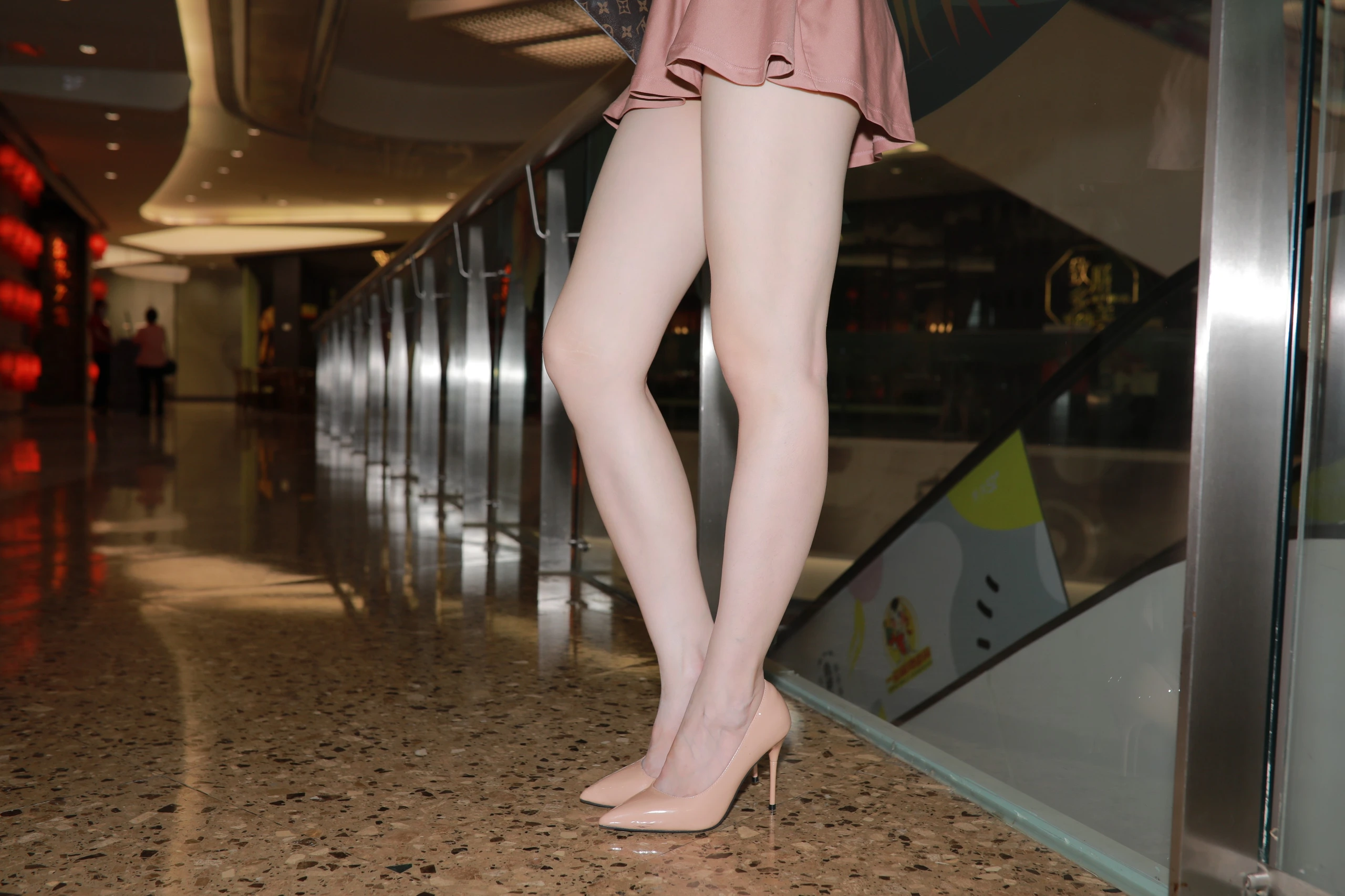 街拍-可爱的粉色短裙小姐姐 [66张]-美图千千(在线看图)美图千千