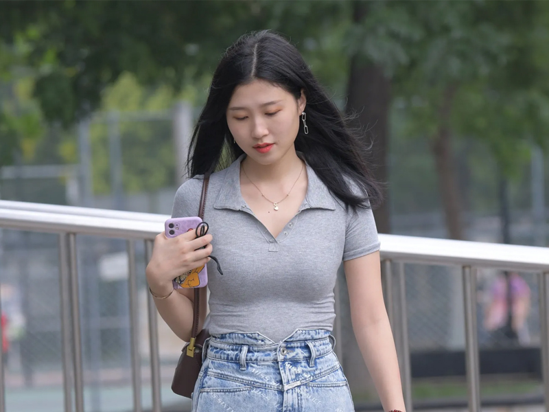 街拍-牛仔短裙美女 [55张]-美图千千(在线看图)美图千千