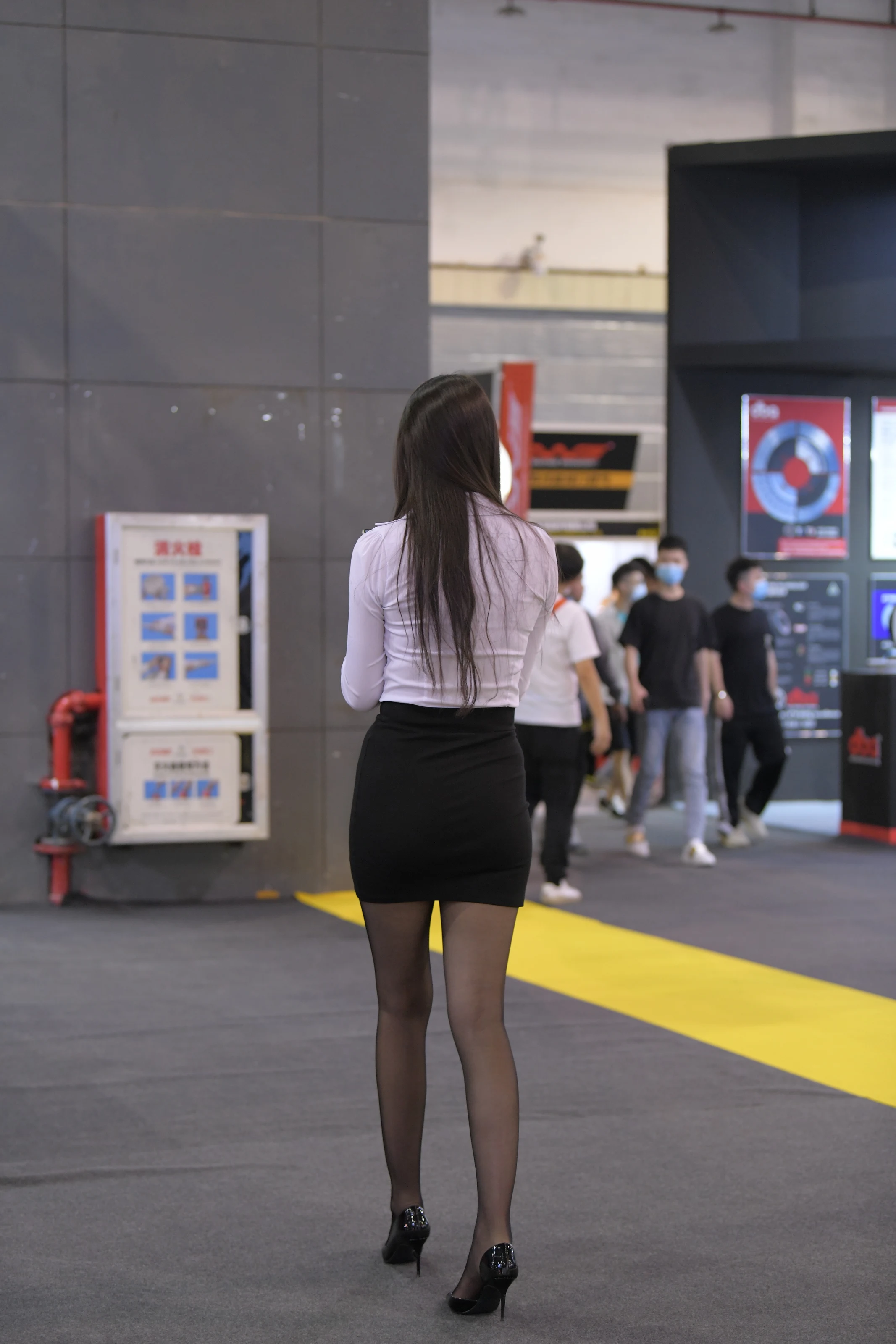 图片[5]-美图千千(在线看图)街拍-黑丝展会模特 [40张]-美图千千(在线看图)美图千千